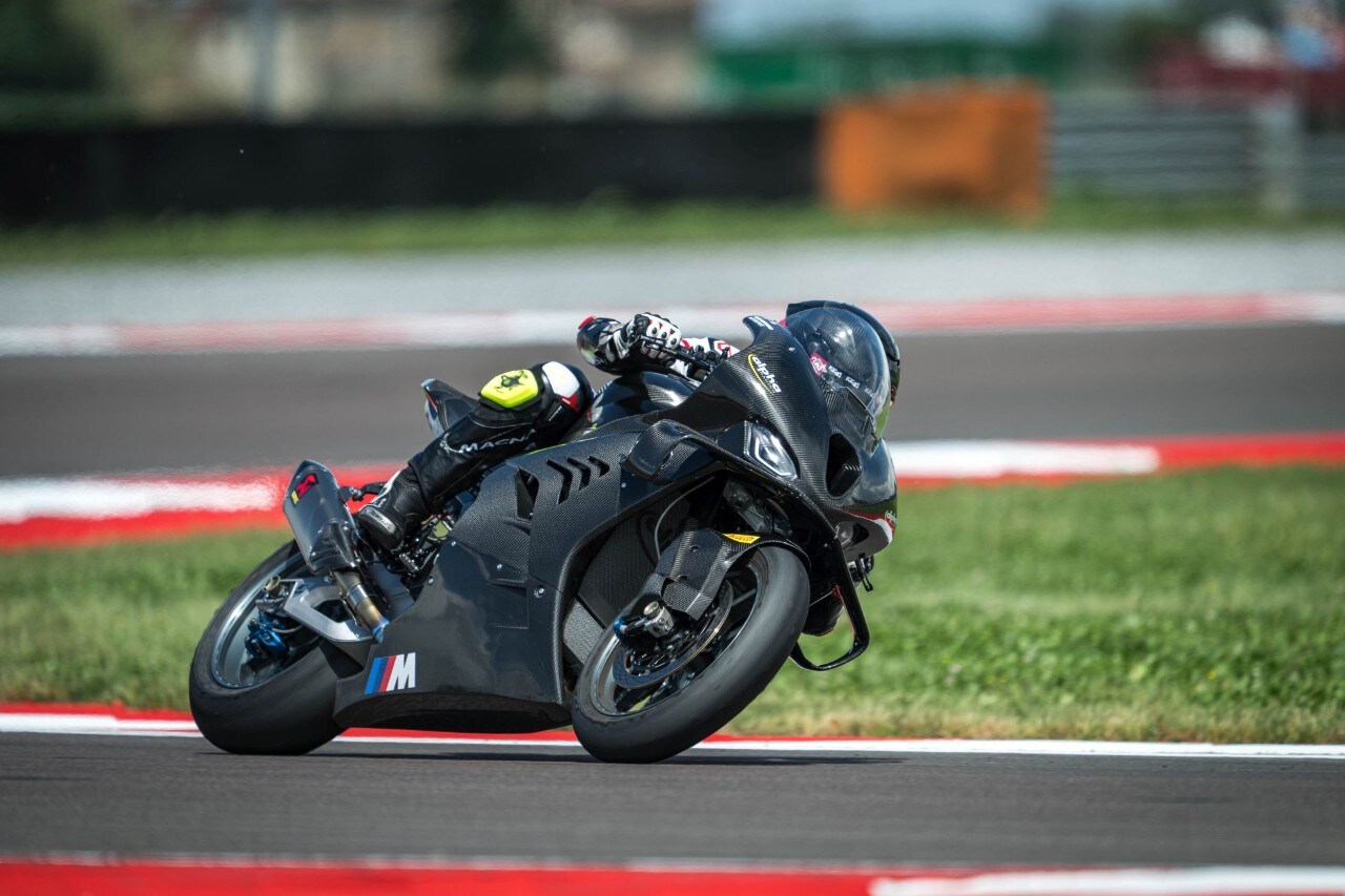 DueruoteTG #238 - Abbiamo guidato in pista la BMW che corre in SBK! 